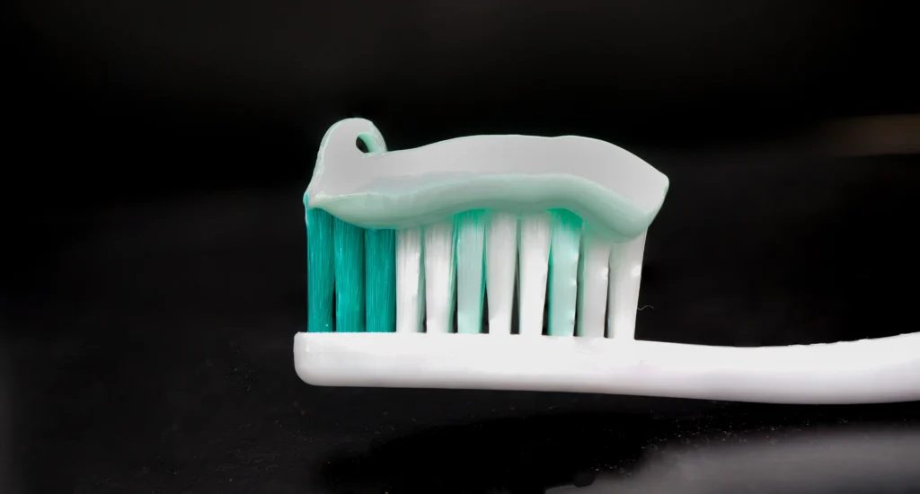 مجله 17 vecteezy toothbrush and toothpaste on black background 10112745 1