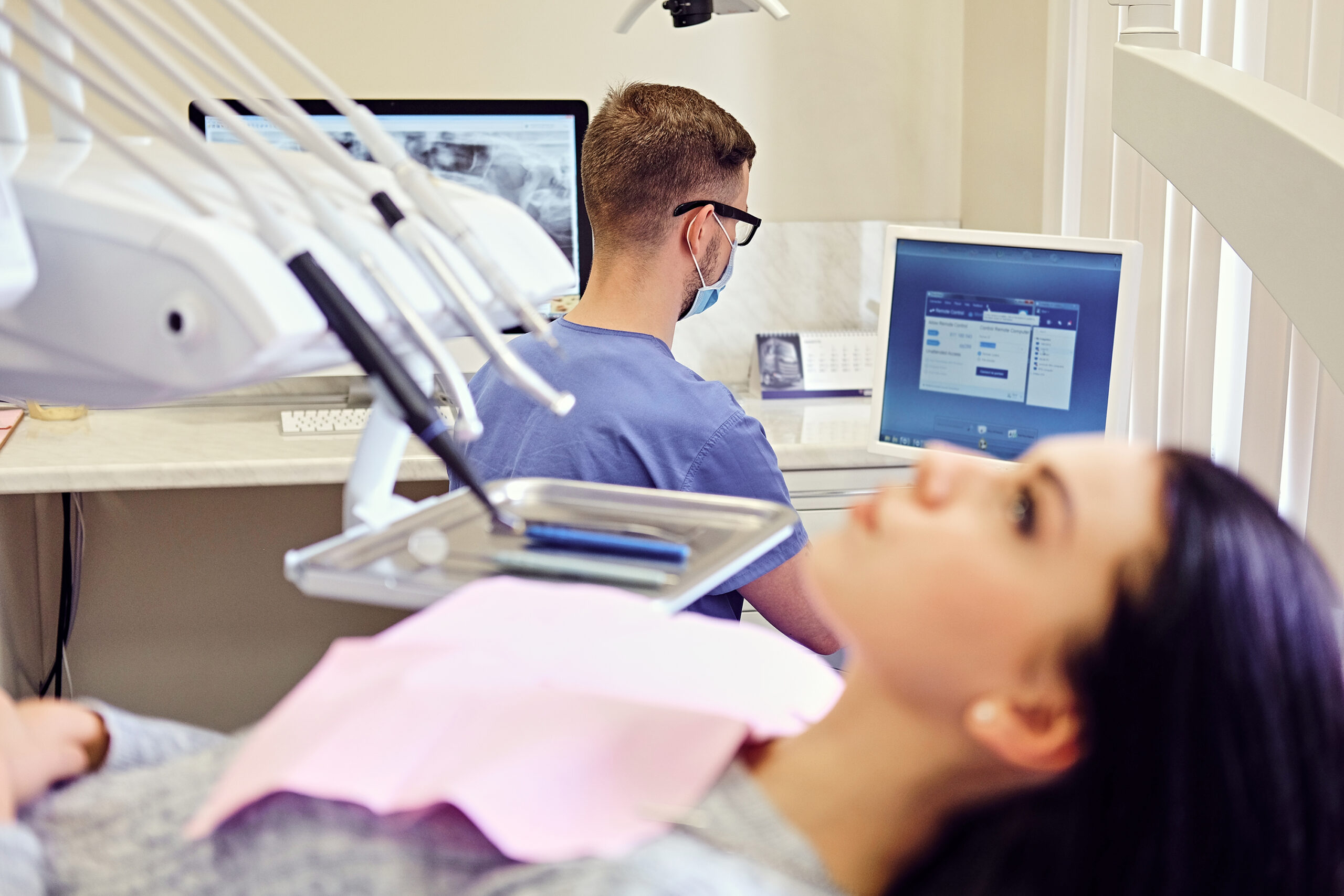 لمینت 10 attractive brunette female dentist chair stomatology room scaled
